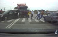 A truck overturns 6 pedestrians